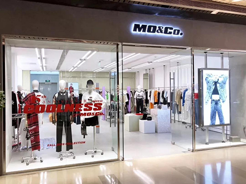 女装品牌mo&co.替换logo 将原有衬线字体改为粗斜体